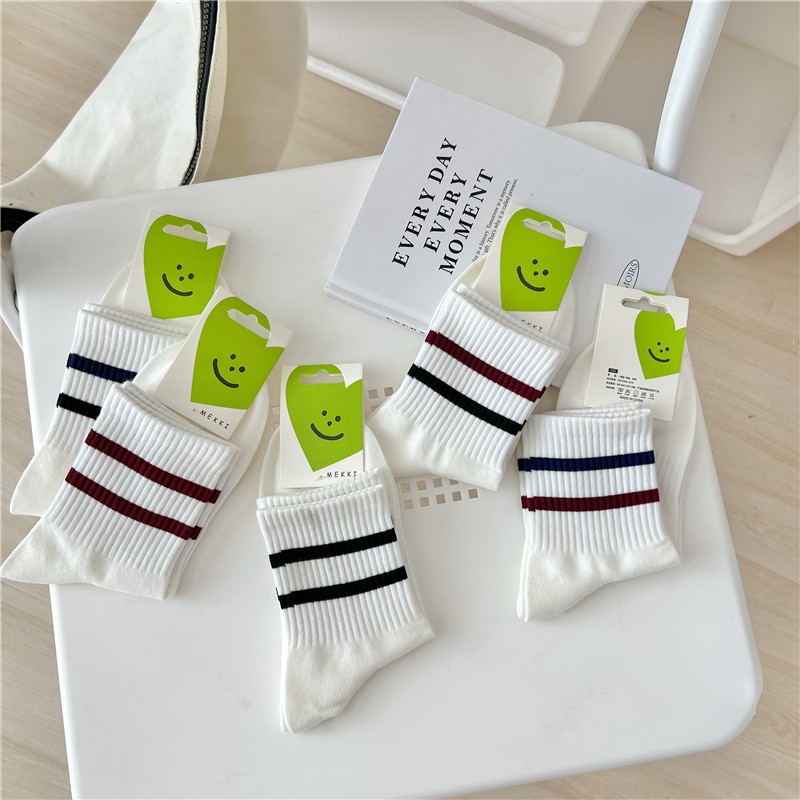 Vớ Tất Nam Nữ Kẻ Sọc cổ lửng phong cách trẻ trung, năng động.
