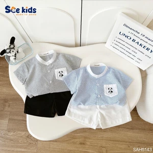 Bộ sơ mi kẻ cổ trụ túi ngực in hình cún dễ thương, bộ sơ mi cộc tay kẻ phối quần kaki SAH5143