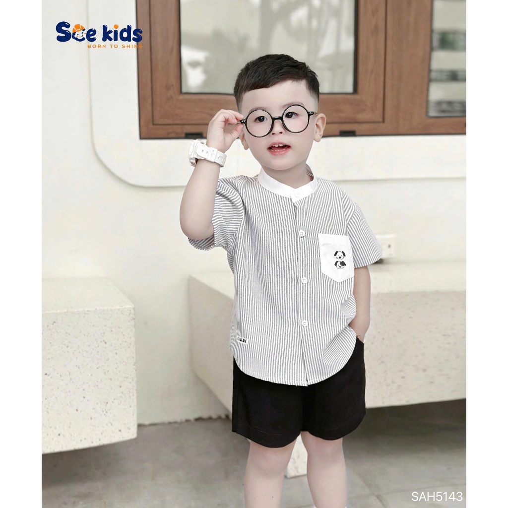 Bộ sơ mi kẻ cổ trụ túi ngực in hình cún dễ thương, bộ sơ mi cộc tay kẻ phối quần kaki SAH5143