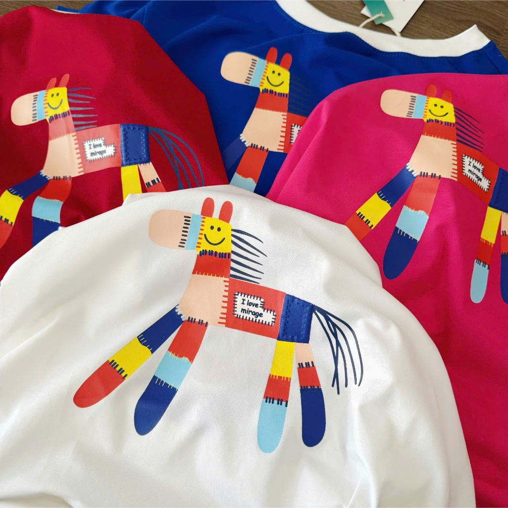 Áo Thun Mirage In Họa Tiết Ngựa Phối Viền Cổ Nổi Bật Chất 100% Cotton Mềm Mịn Thoáng Mát.