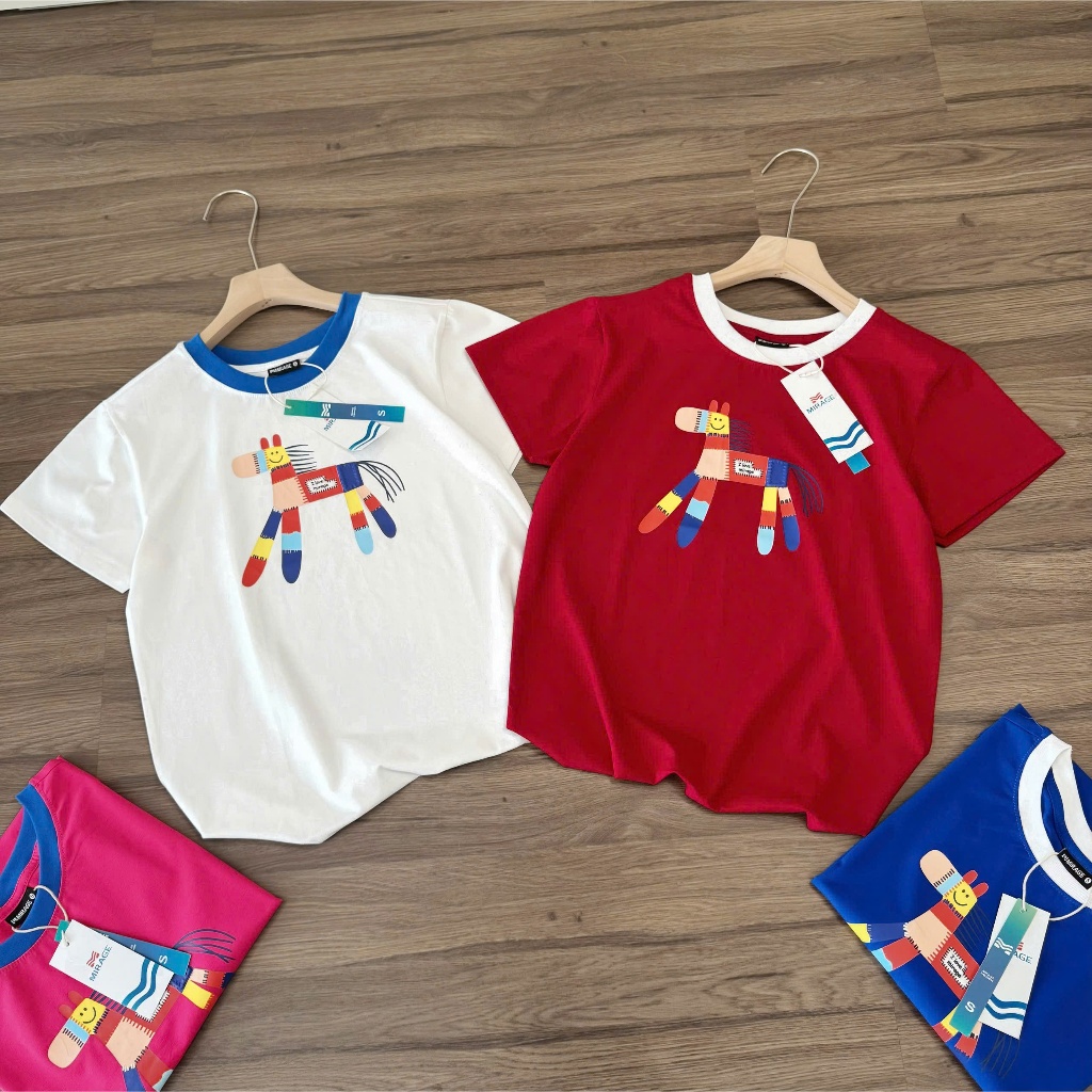 Áo Thun Mirage In Họa Tiết Ngựa Phối Viền Cổ Nổi Bật Chất 100% Cotton Mềm Mịn Thoáng Mát.