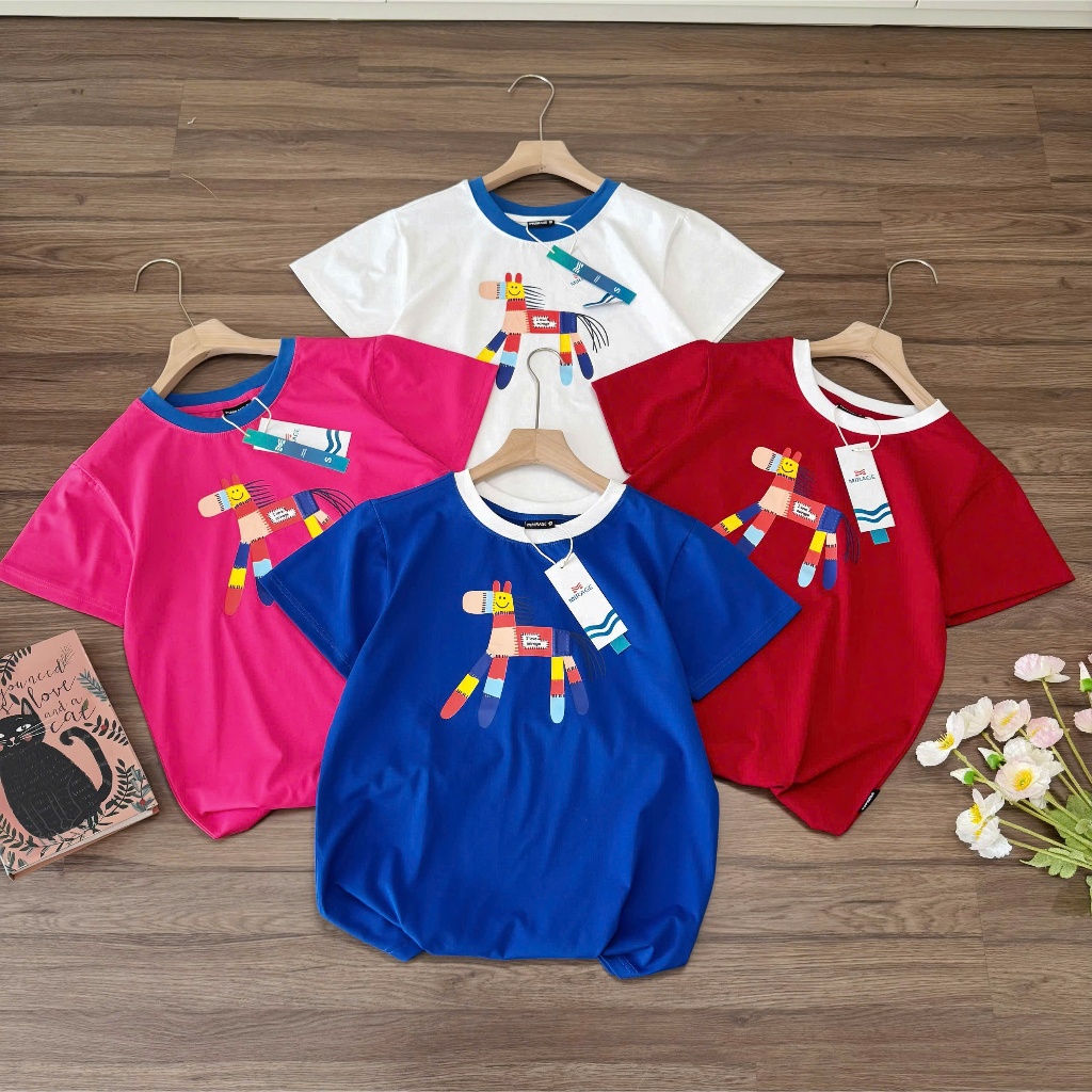 Áo Thun Mirage In Họa Tiết Ngựa Phối Viền Cổ Nổi Bật Chất 100% Cotton Mềm Mịn Thoáng Mát.