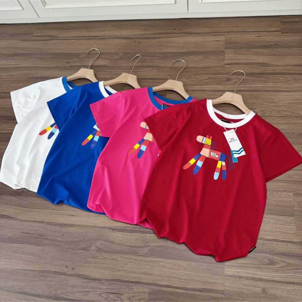 Áo Thun Mirage In Họa Tiết Ngựa Phối Viền Cổ Nổi Bật Chất 100% Cotton Mềm Mịn Thoáng Mát.