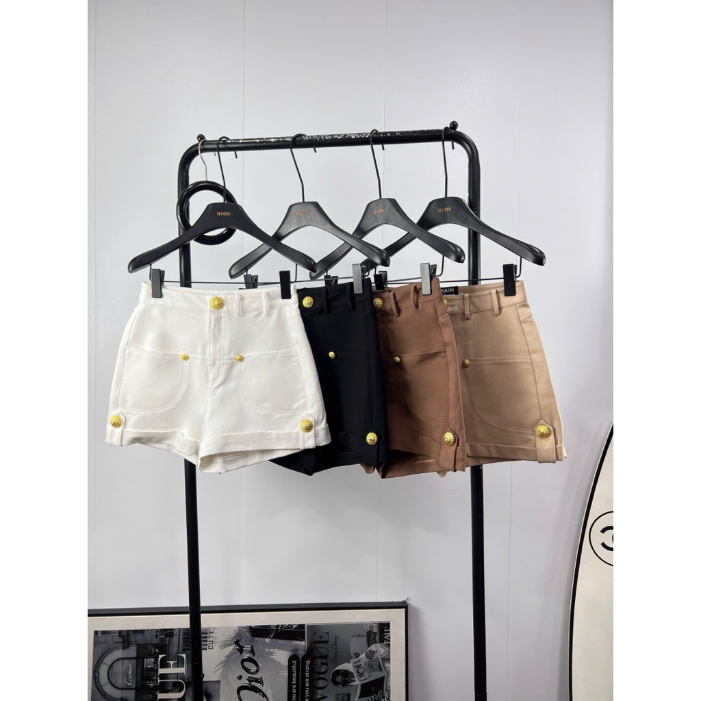 Quần short đính nút trắng nude nâu đen