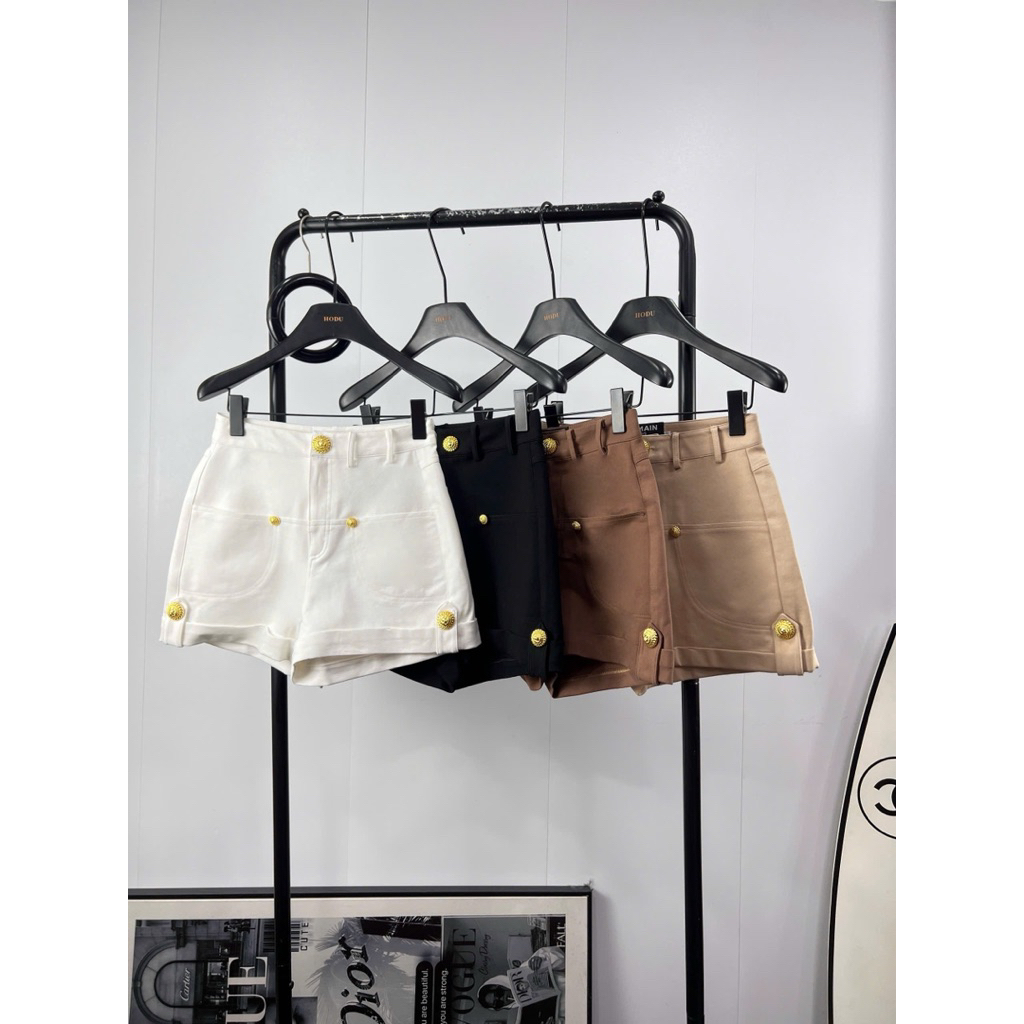 Quần short đính nút trắng nude nâu đen