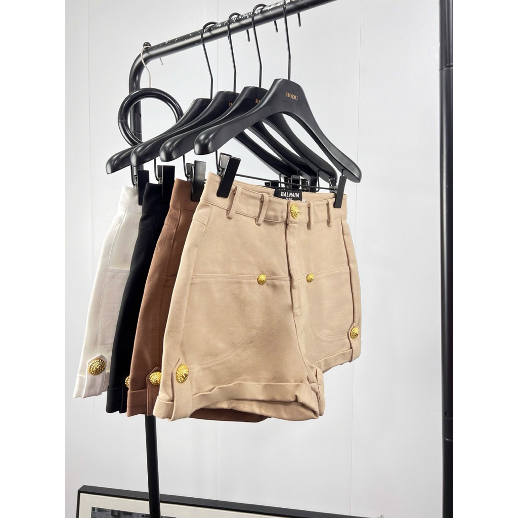 Quần short đính nút trắng nude nâu đen