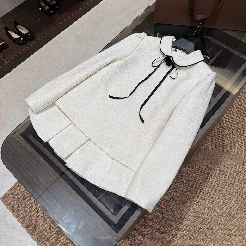 MIU.STUDIO •[Hàng có sẵn] Set dạ nữ, Áo dạ dài tay cổ sen kèm nơ hoa cài + chân váy xếp ly style nhẹ nhàng tiểu thư HQ
