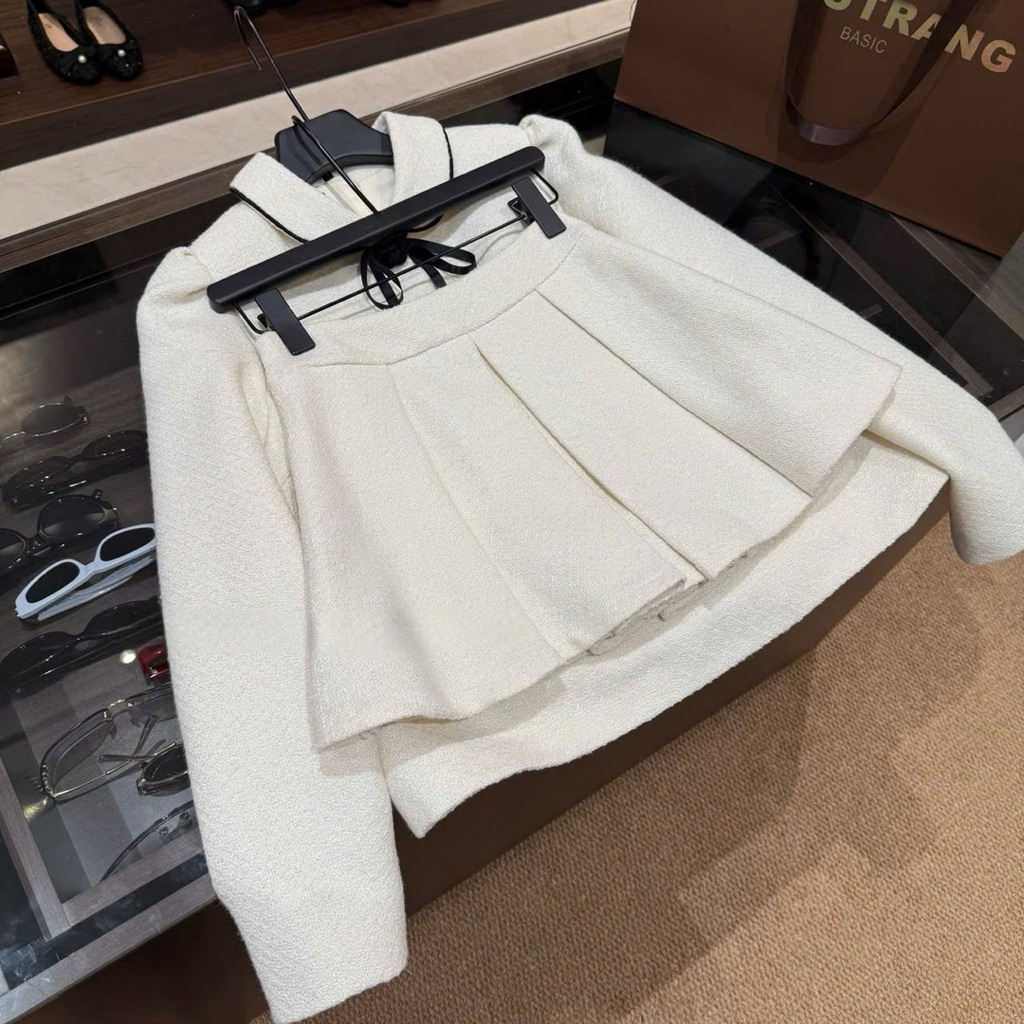MIU.STUDIO •[Hàng có sẵn] Set dạ nữ, Áo dạ dài tay cổ sen kèm nơ hoa cài + chân váy xếp ly style nhẹ nhàng tiểu thư HQ