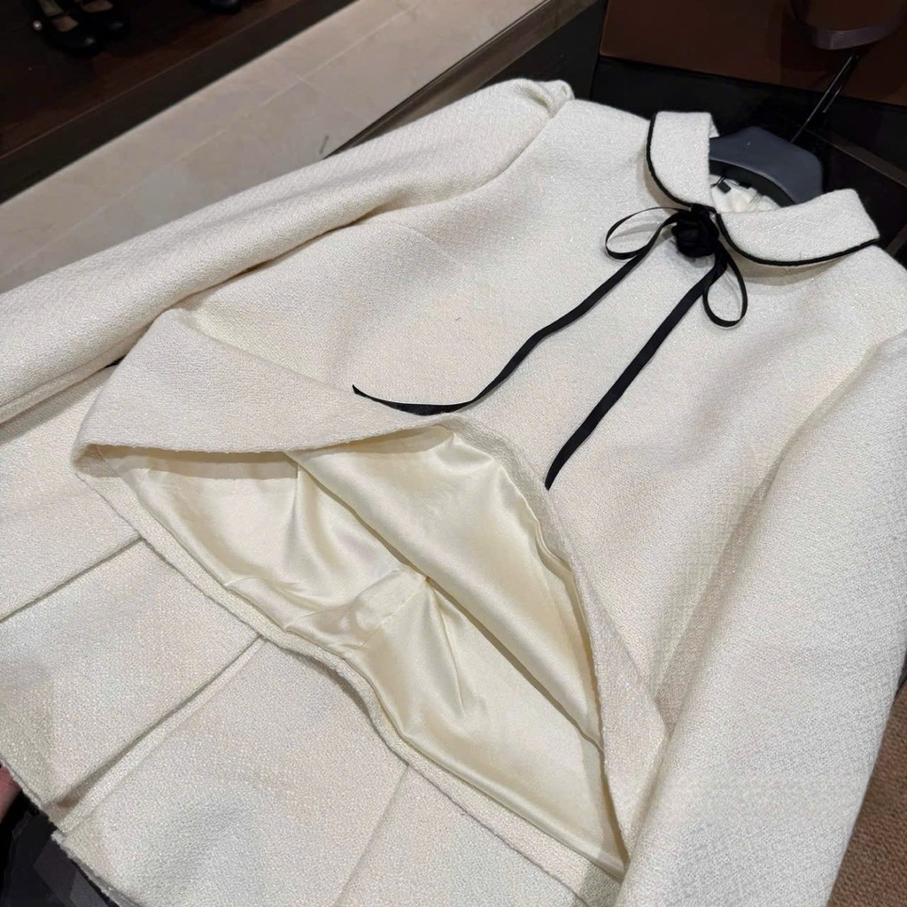 MIU.STUDIO •[Hàng có sẵn] Set dạ nữ, Áo dạ dài tay cổ sen kèm nơ hoa cài + chân váy xếp ly style nhẹ nhàng tiểu thư HQ
