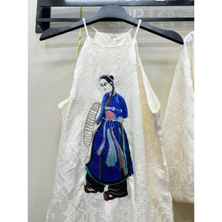 Váy gấm /lụa cổ yếm thêu hình liền chị quan họ dáng dài (choàng bán rời)