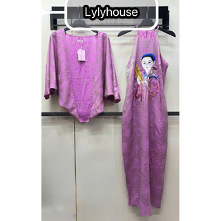 Váy lụa tơ óng cổ yếm thêu hình dân gian cô gái cầm bông lúa dáng dài