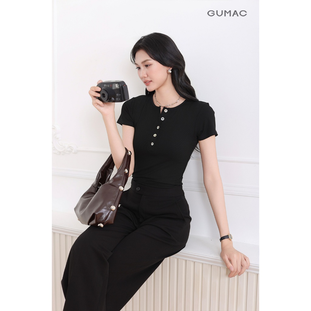 Áo Thun Nữ GUMAC Form Slim Cổ Tròn Đính Nút Xà Cừ Co Giãn Thoải Mái ATF04021