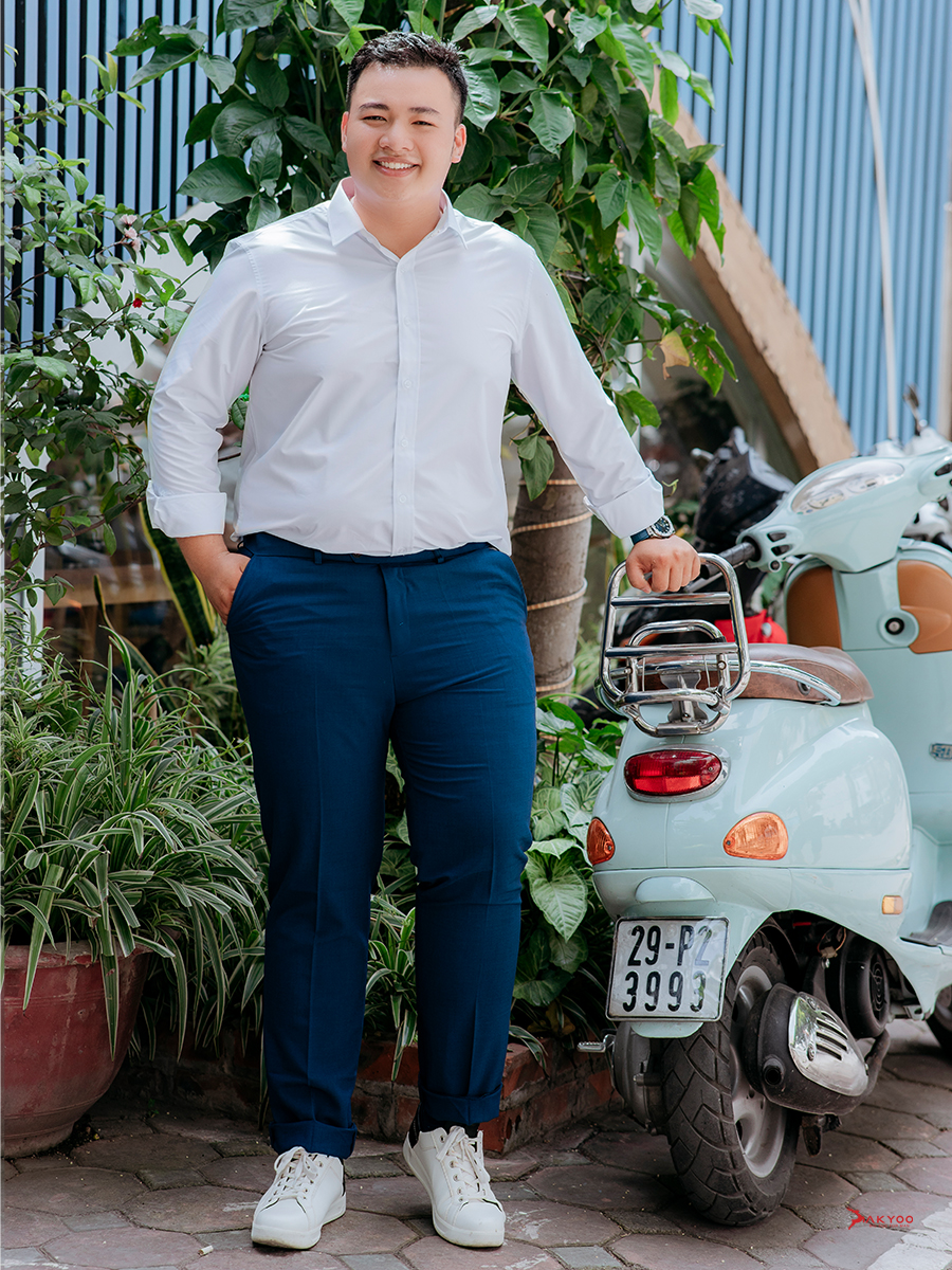 Mẫu mặc áo sơ mi AKYOO bigsize