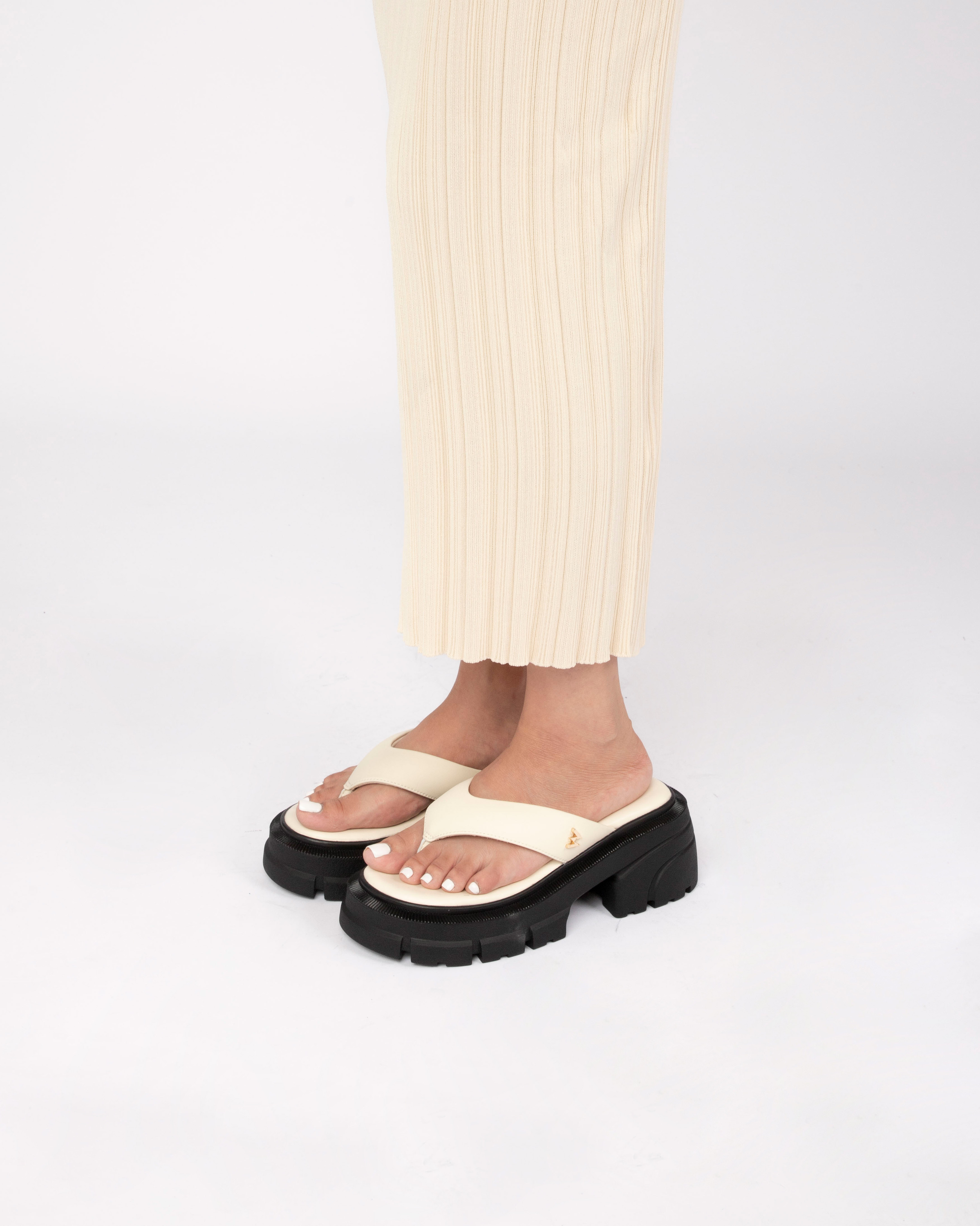 Mô tả Dép Kẹp Xỏ Ngón Nữ THEWOLF QUEEN FLIP FLOP - CREAM WHITE - 1