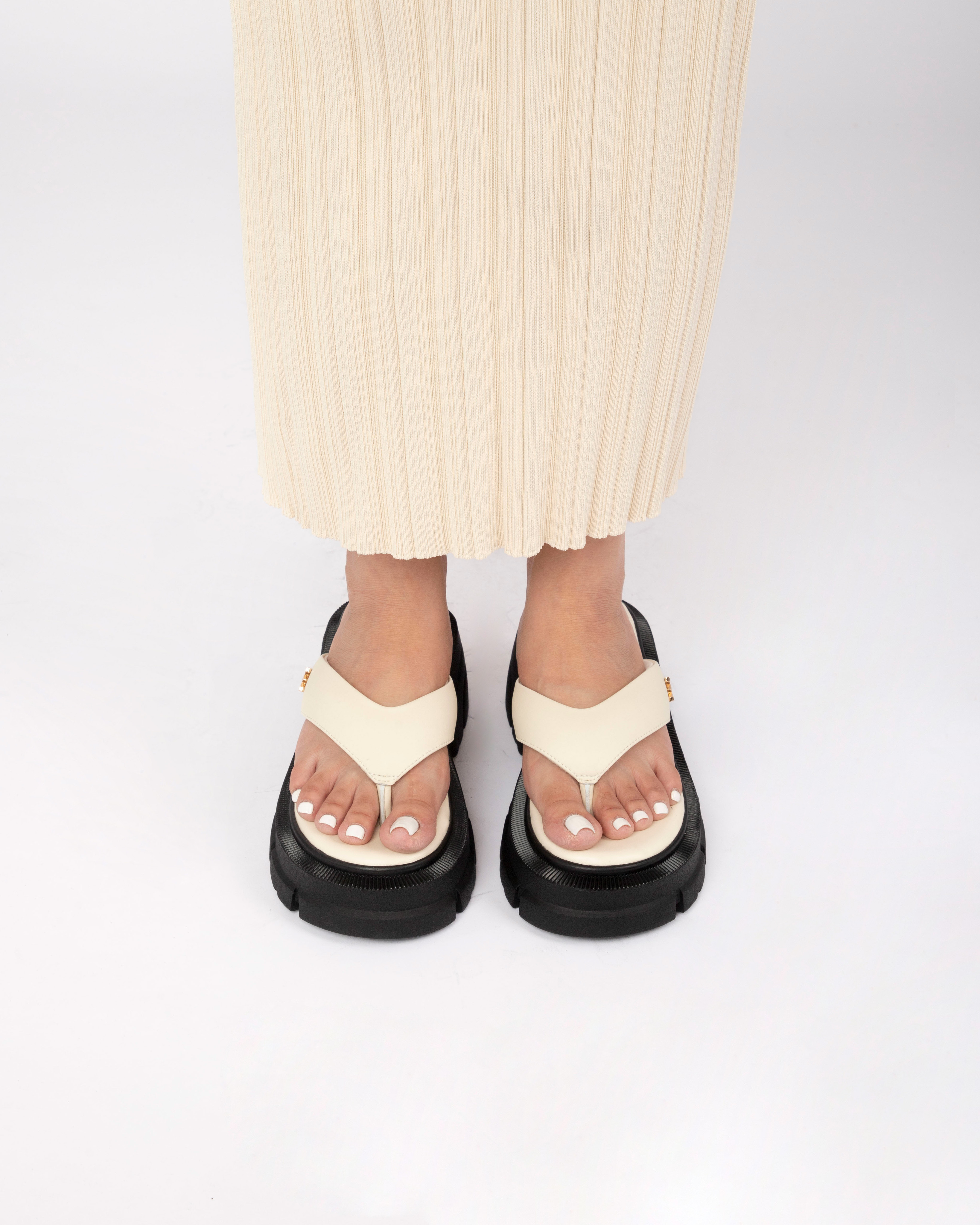 Mô tả Dép Kẹp Xỏ Ngón Nữ THEWOLF QUEEN FLIP FLOP - CREAM WHITE - 2