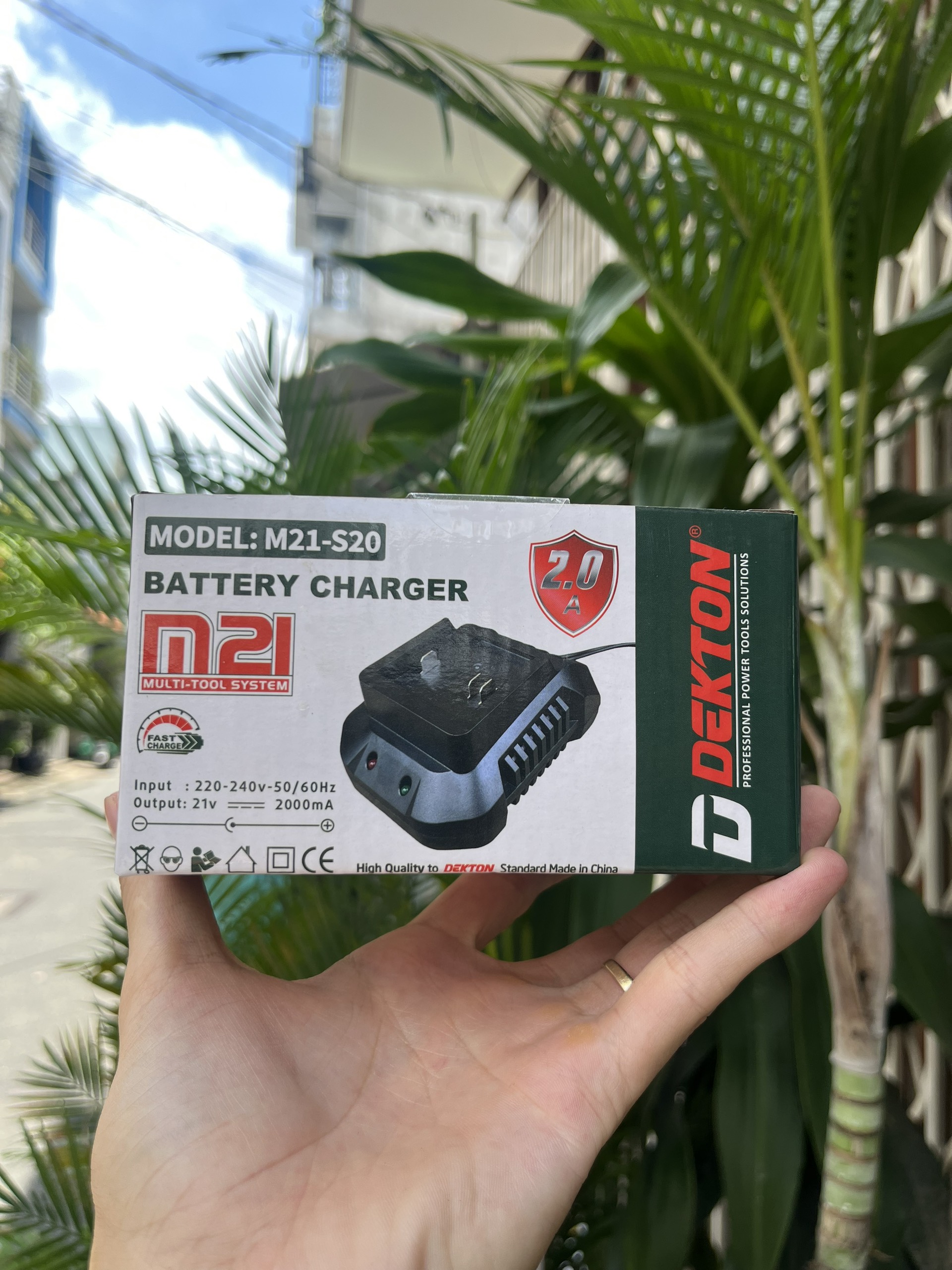 Sạc pin Dekton 21V, 2.0Ah M21-S20, hàng chính hãng