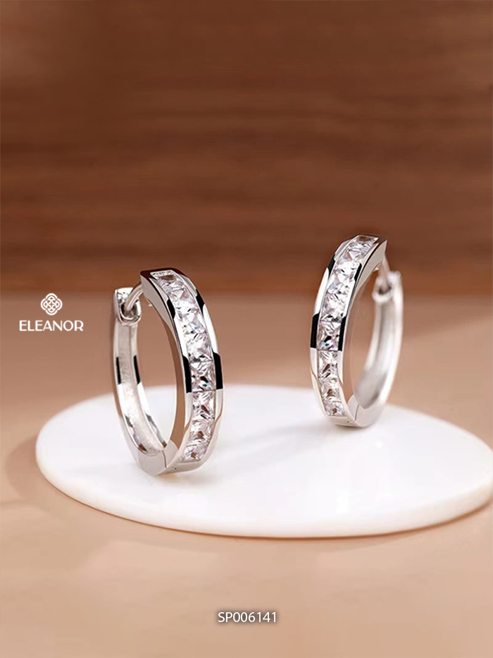 Khuyên tai Eleanor Accessories 6141 dáng tròn đính đá