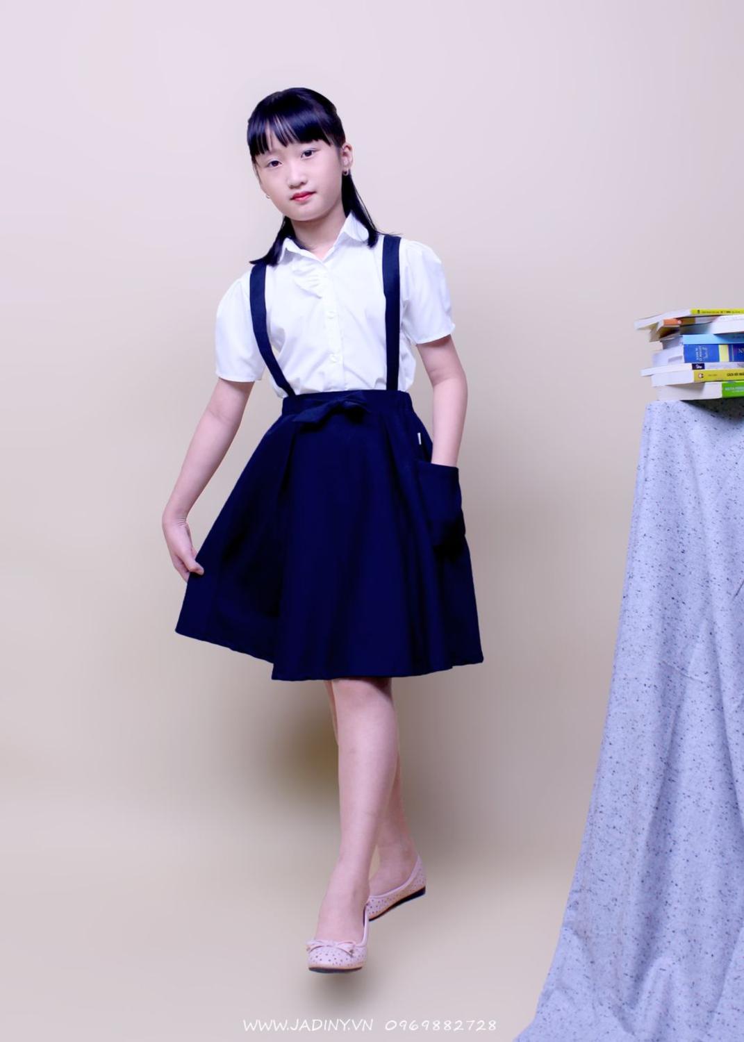 Mẫu chân váy yếm 2 túi nơ sau Jadiny