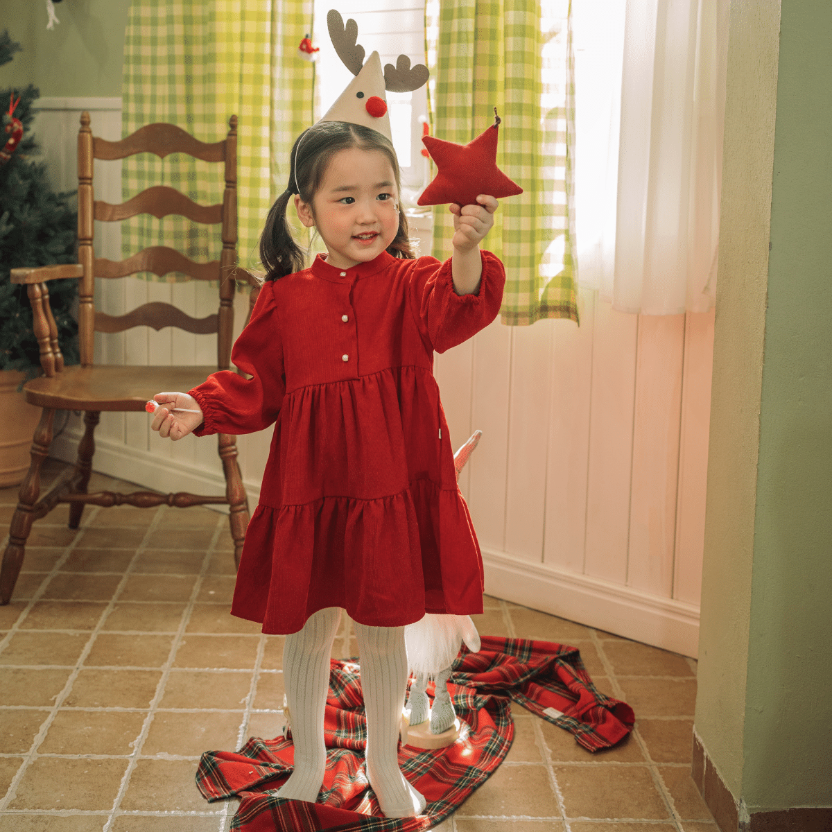 Váy bé gái Sora.bébé Chacha Dress nhung đỏ kết hợp cúc trai trắng ngà ...
