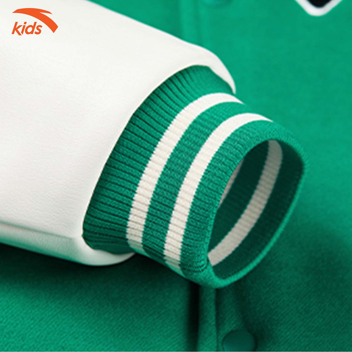 Mặt trước áo khoác Anta
