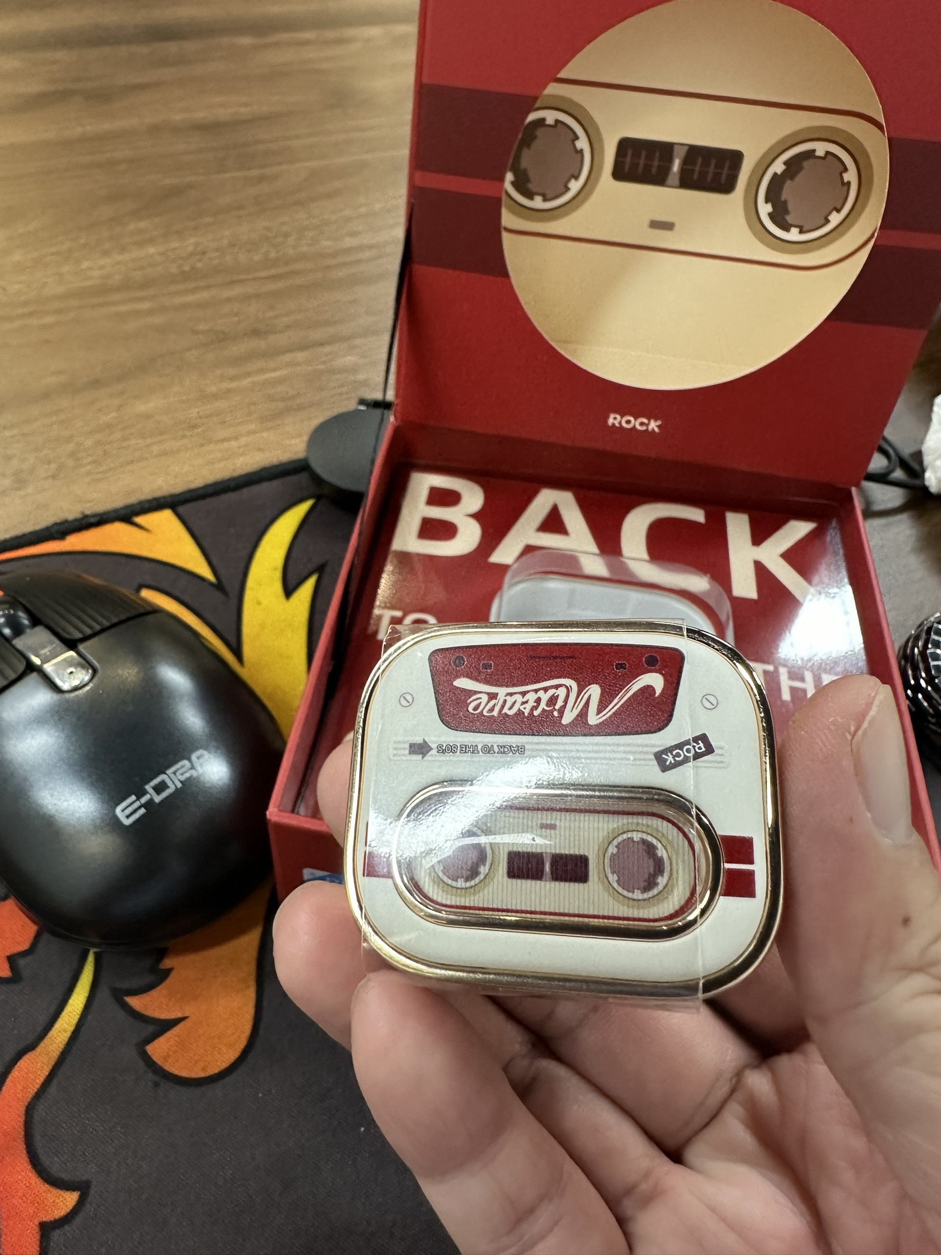 Mô tả Tai nghe bluetooth không dây nhét tai  TWS Rockspace Retro Mix Tape nghe nhạc lên đến 20h BH 1 năm - 7
