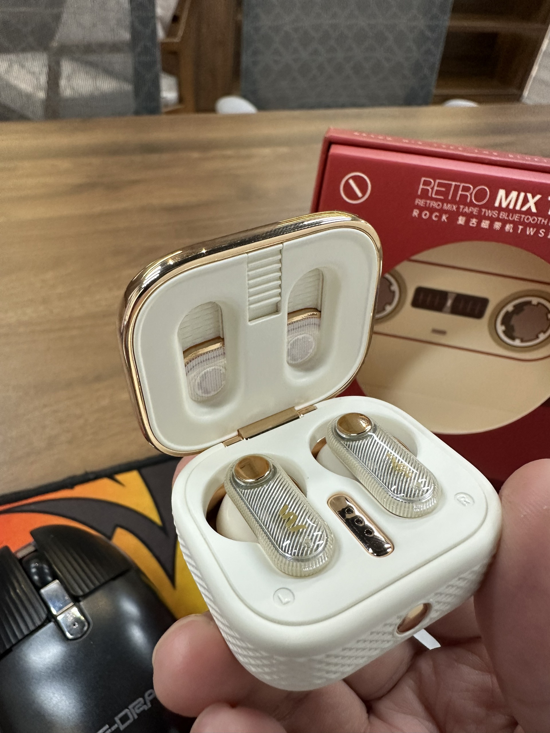Mô tả Tai nghe bluetooth không dây nhét tai  TWS Rockspace Retro Mix Tape nghe nhạc lên đến 20h BH 1 năm - 8