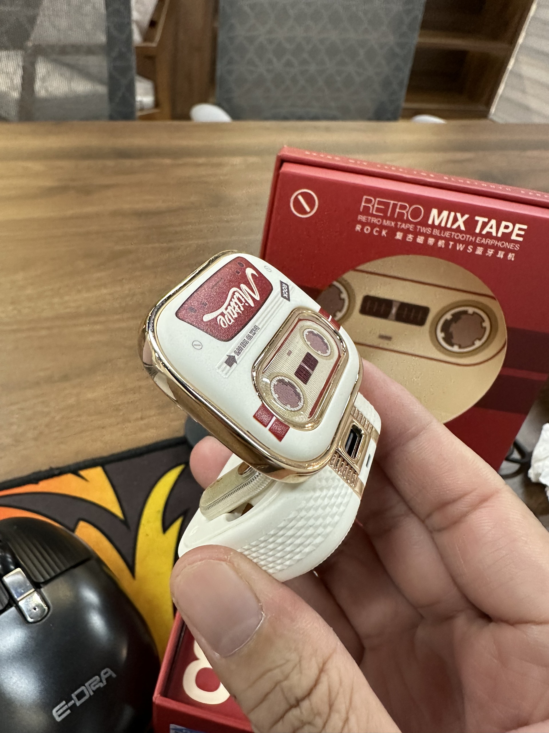 Mô tả Tai nghe bluetooth không dây nhét tai  TWS Rockspace Retro Mix Tape nghe nhạc lên đến 20h BH 1 năm - 9