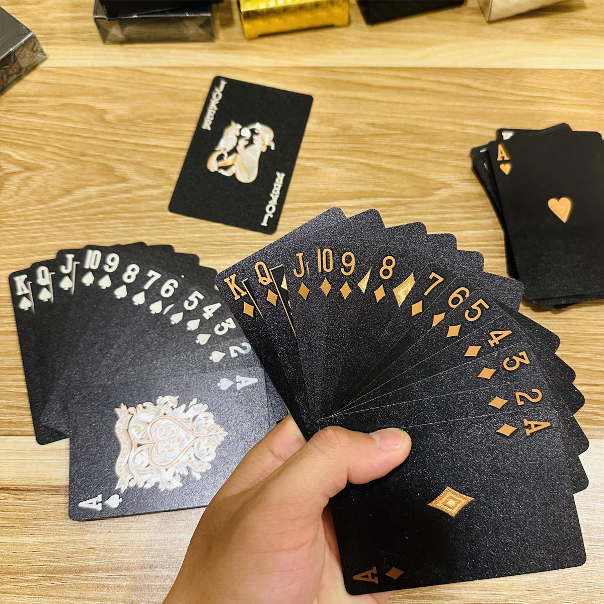 Bài Tây Poker Nhựa Dẻo Nền Đen Vàng Bạc Amalife