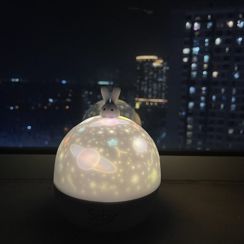Mô tả Đèn Led chiếu sao Saby hình galaxy dải ngân hà,loa bluetooth, BH 12 tháng pin sạc, xoay 360 độ - 2