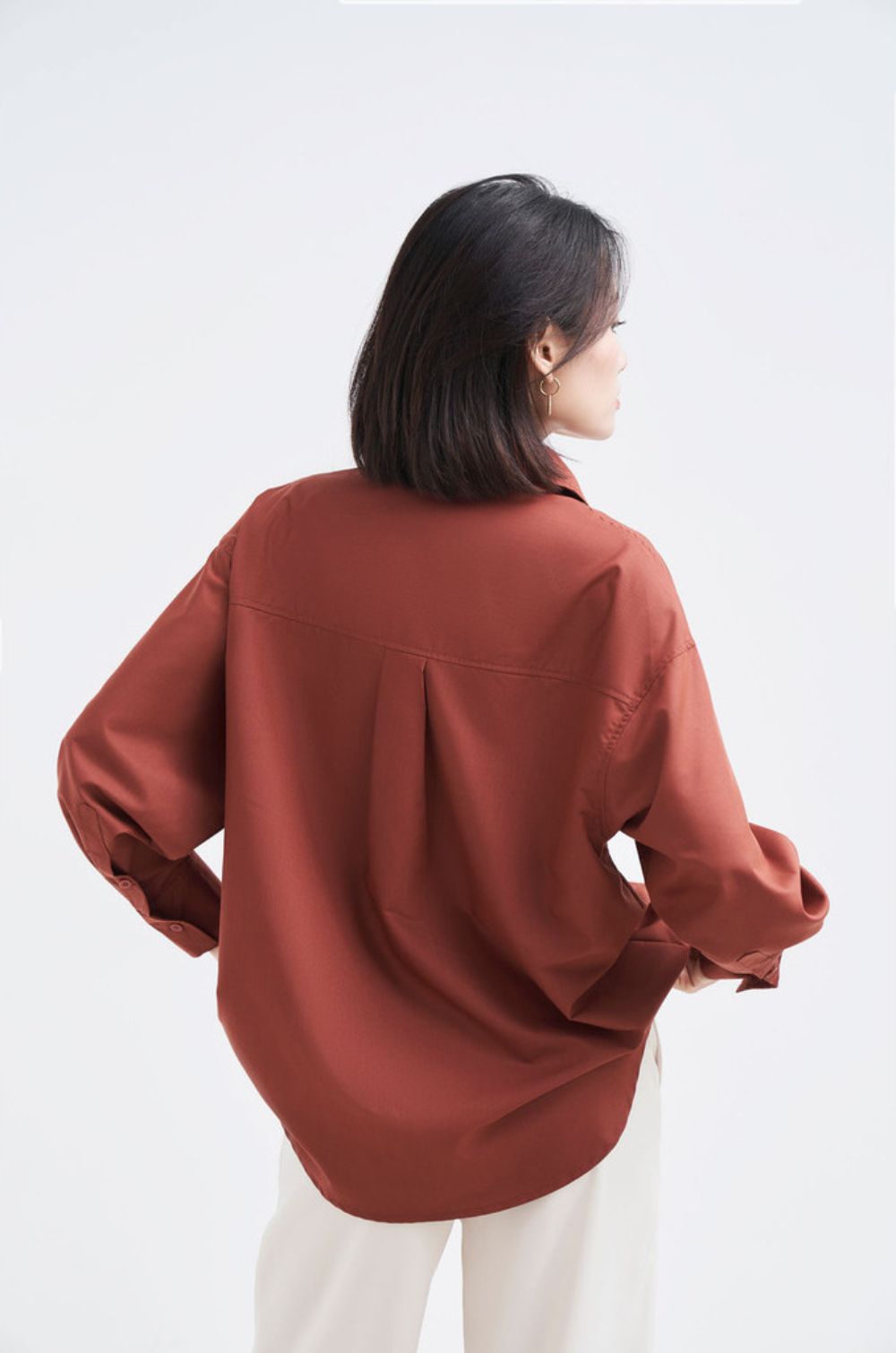 Mô tả Áo sơ mi nữ GILLEE dáng oversized, sơ mi trơn tay dài vải kate Mỹ màu đỏ gạch sang trọng quý phái FAS291 - 2