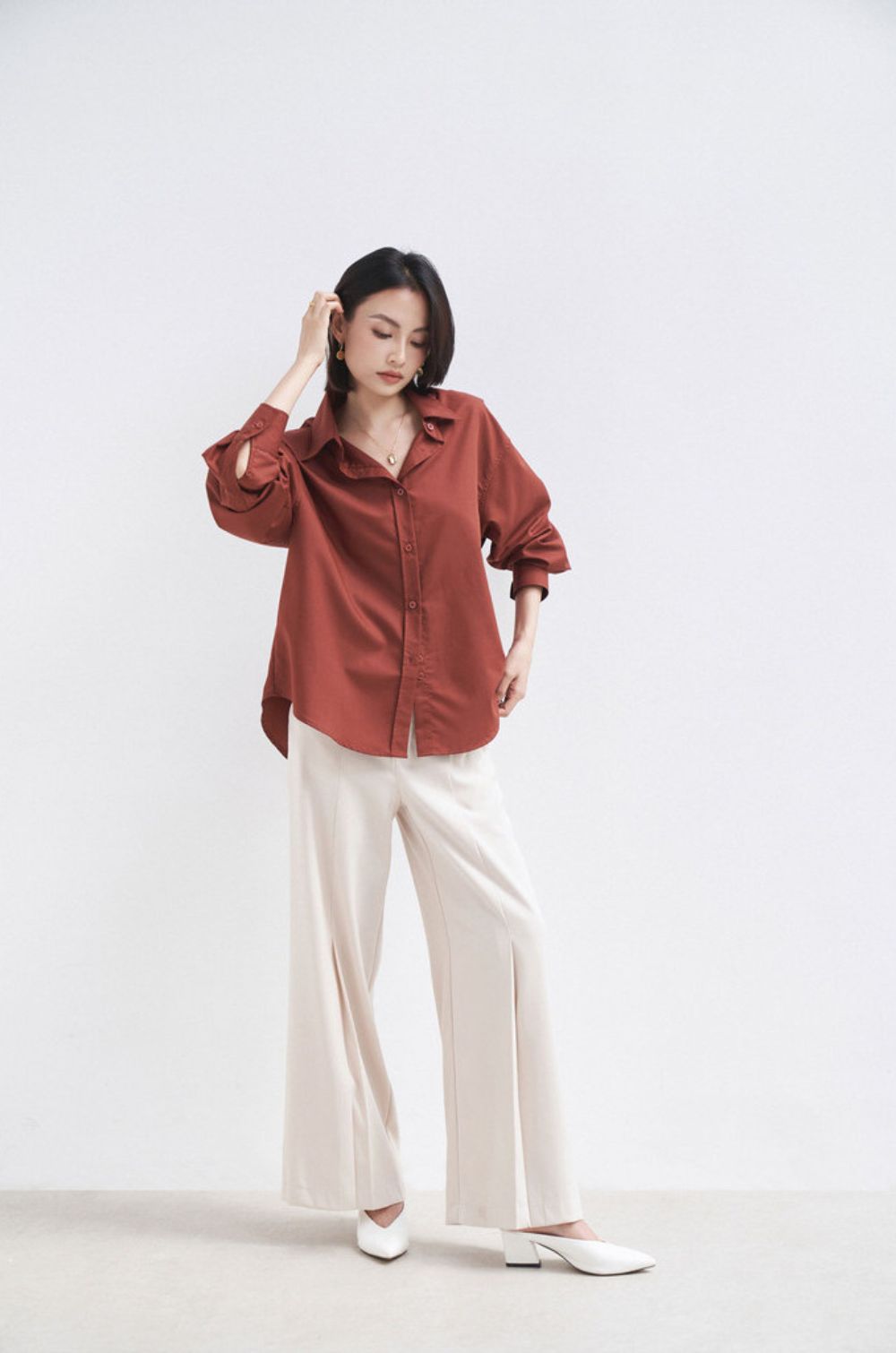 Mô tả Áo sơ mi nữ GILLEE dáng oversized, sơ mi trơn tay dài vải kate Mỹ màu đỏ gạch sang trọng quý phái FAS291 - 4