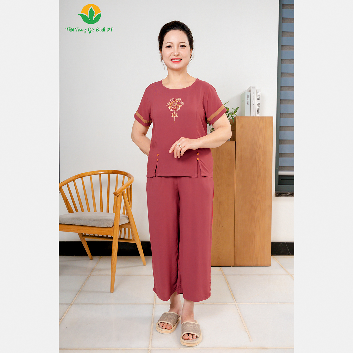 Mô tả Bộ đồ lanh nữ trung niên Việt Thắng, quần lửng dài, áo cộc tay, cúc trang trí - B26.2402 - 6