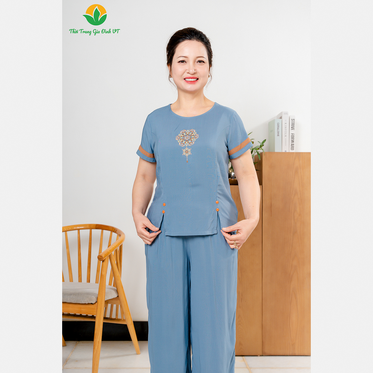 Mô tả Bộ đồ lanh nữ trung niên Việt Thắng, quần lửng dài, áo cộc tay, cúc trang trí - B26.2402 - 7