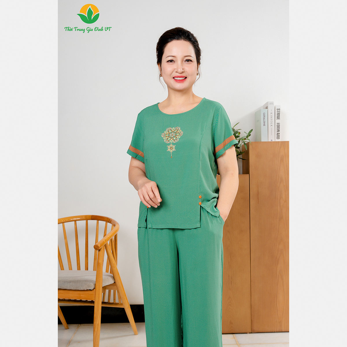Mô tả Bộ đồ lanh nữ trung niên Việt Thắng, quần lửng dài, áo cộc tay, cúc trang trí - B26.2402 - 5