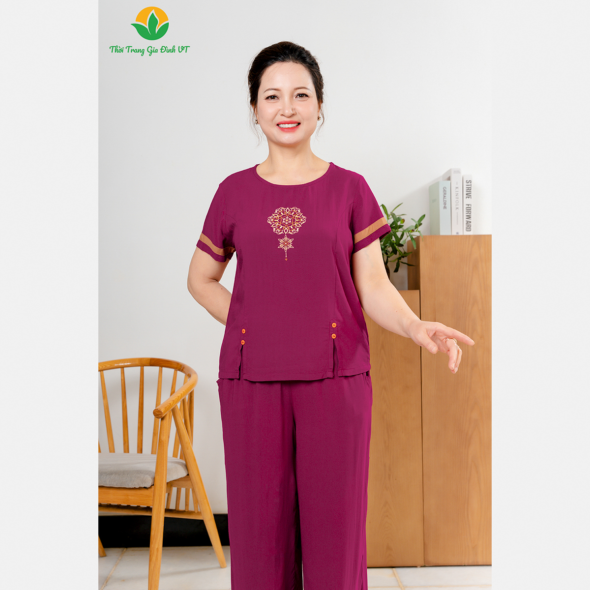 Mô tả Bộ đồ lanh nữ trung niên Việt Thắng, quần lửng dài, áo cộc tay, cúc trang trí - B26.2402 - 4