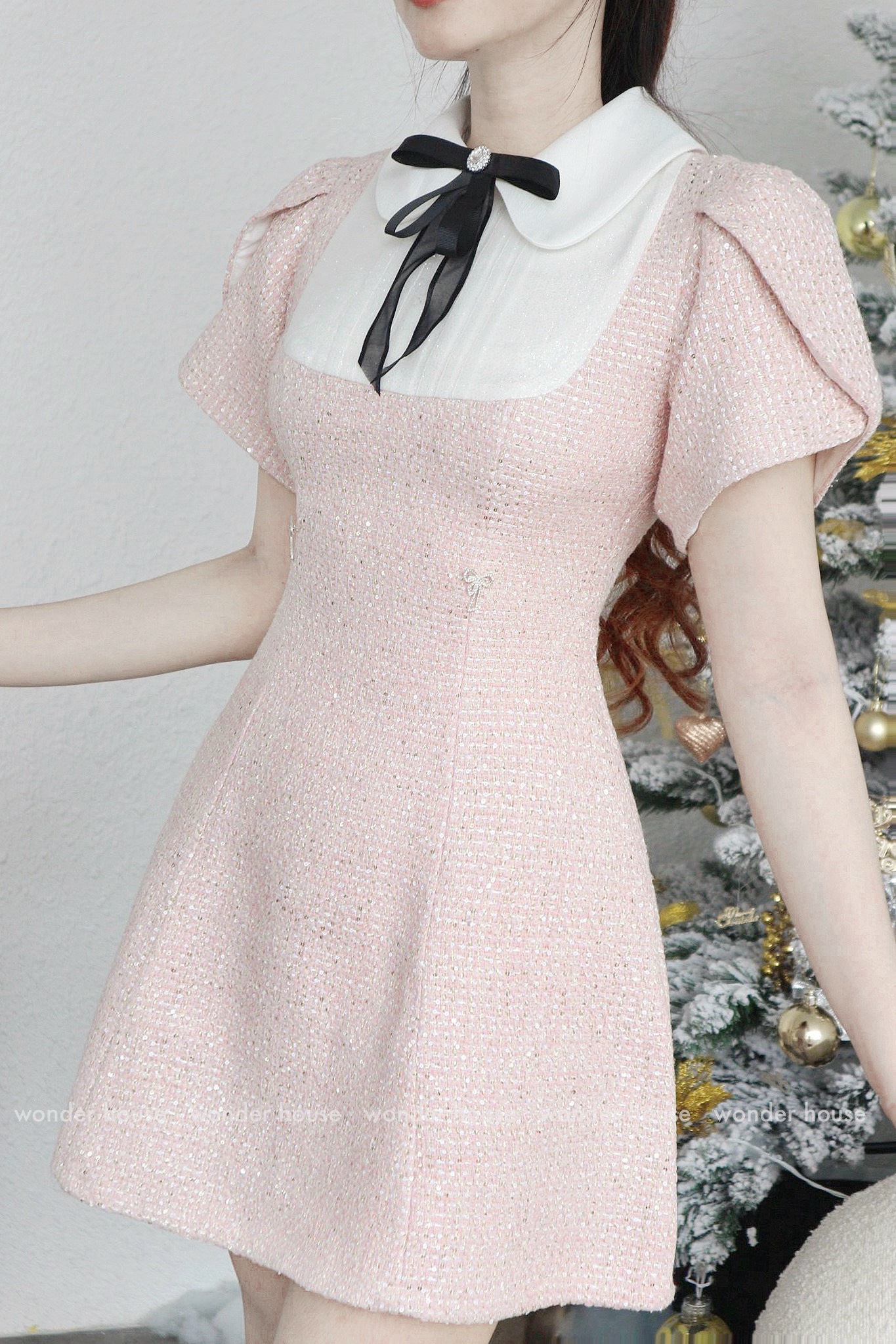 Mô tả Wonderhouse Merci Dress Đầm thiết kế cổ sơ mi phối kim tuyến tay tiểu thư chất vải dày dặn dự tiệc sang chảnh - 1