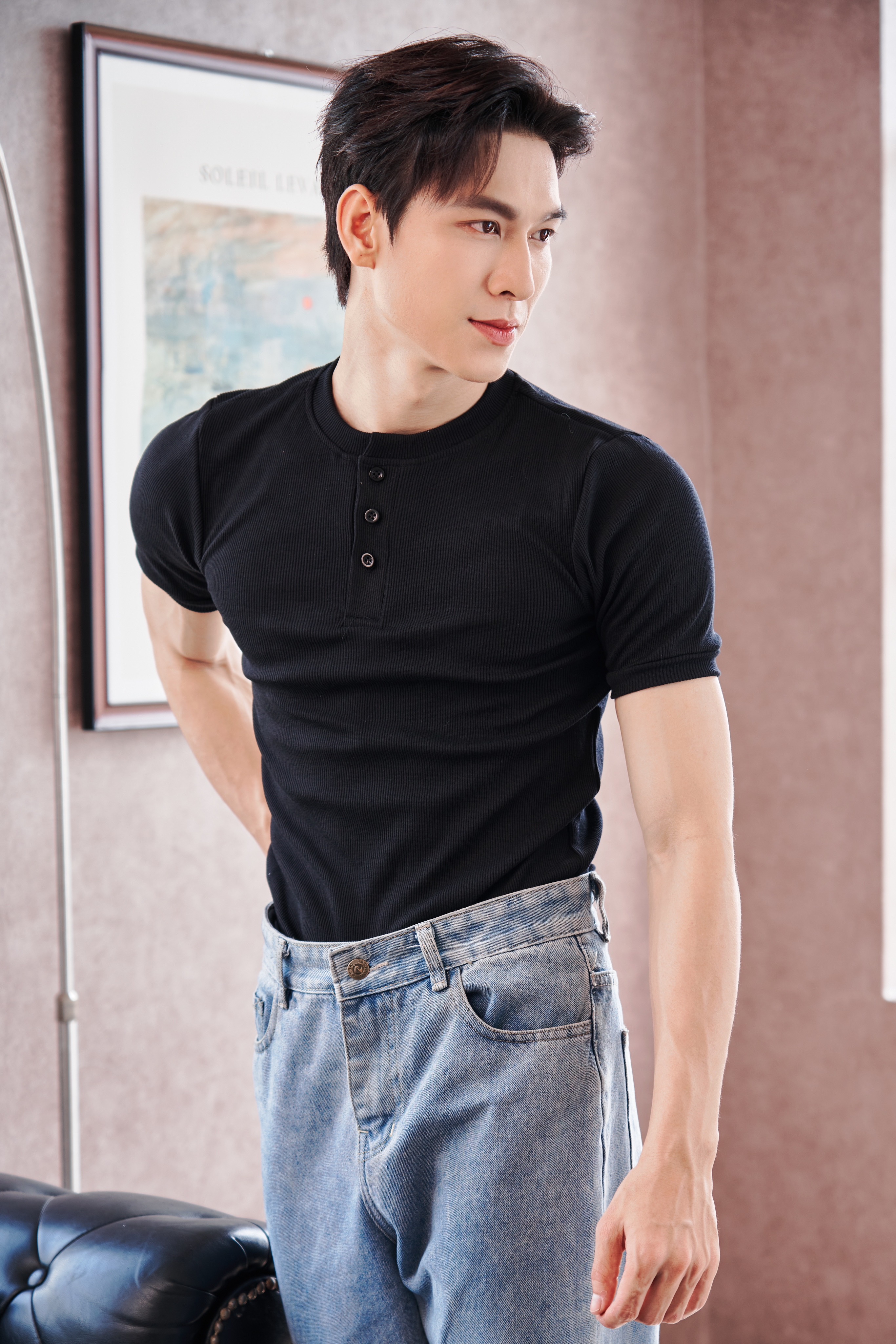 Mô tả Áo Thun Nam Tay Ngắn Cổ Tròn Xẻ Trụ Vải Thun Tăm Gân Cao Cấp Form Body Thương Hiệu Mr Twins - 1