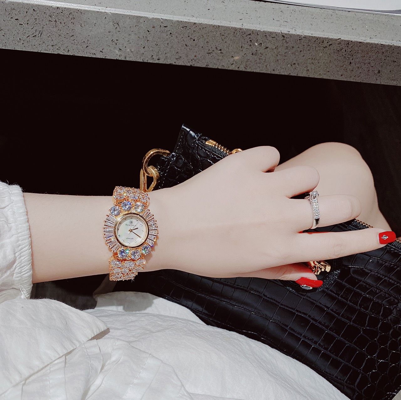 Mô tả Đồng hồ nữ chính hãng dây thép đính đá Royal Crown hoa đá chống nước, đeo tay đẹp, sang chảnh - 2
