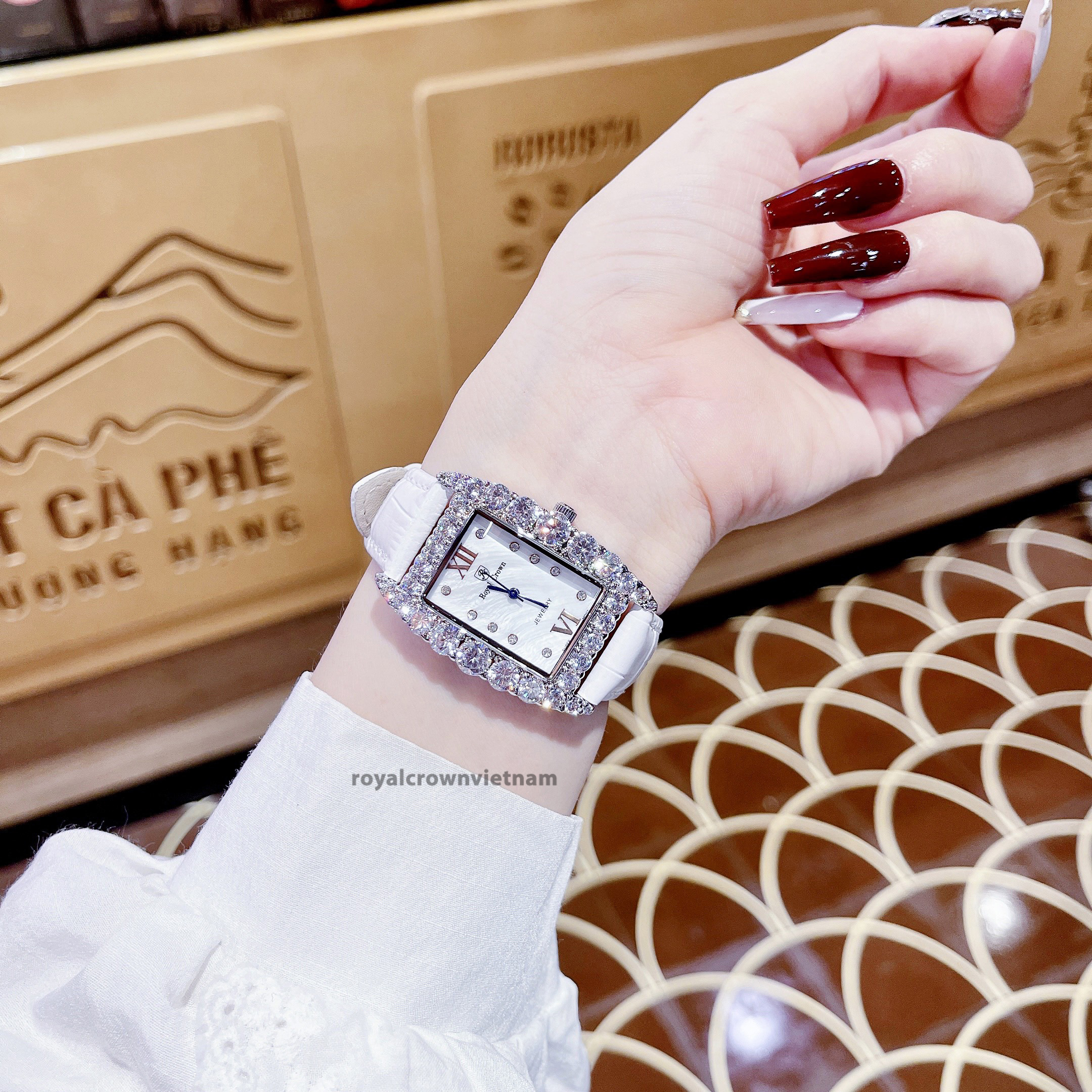 Mô tả Đồng hồ nữ chính hãng dây da Royal Crown 6111 mặt chữ nhật, đính đá cao cấp, đeo tay đẹp, sang chảnh - 3