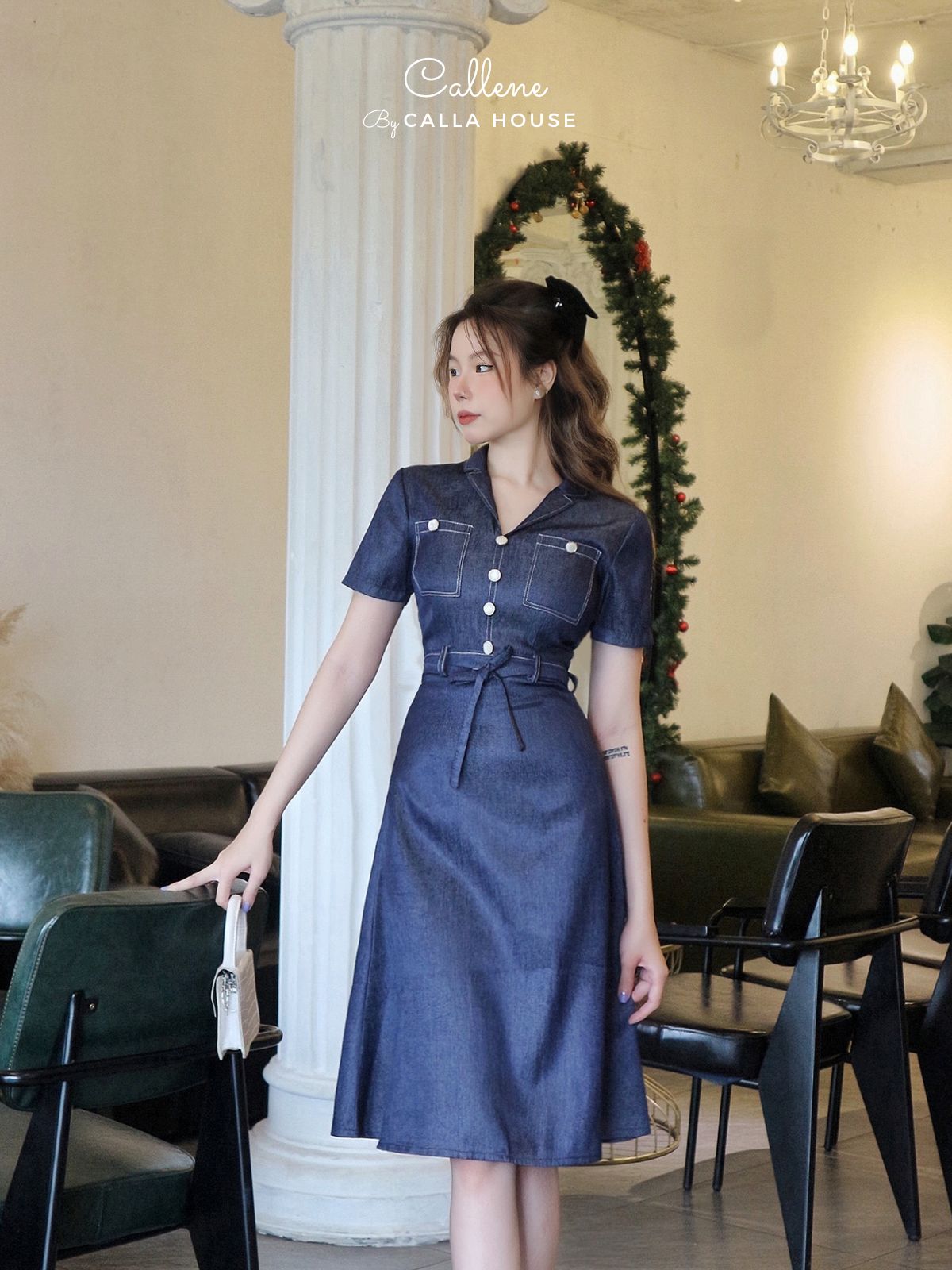 Mô tả Đầm thiết kế công sở denim cổ danton viền chỉ thắt eo nút trước Callene (CC327) - 1