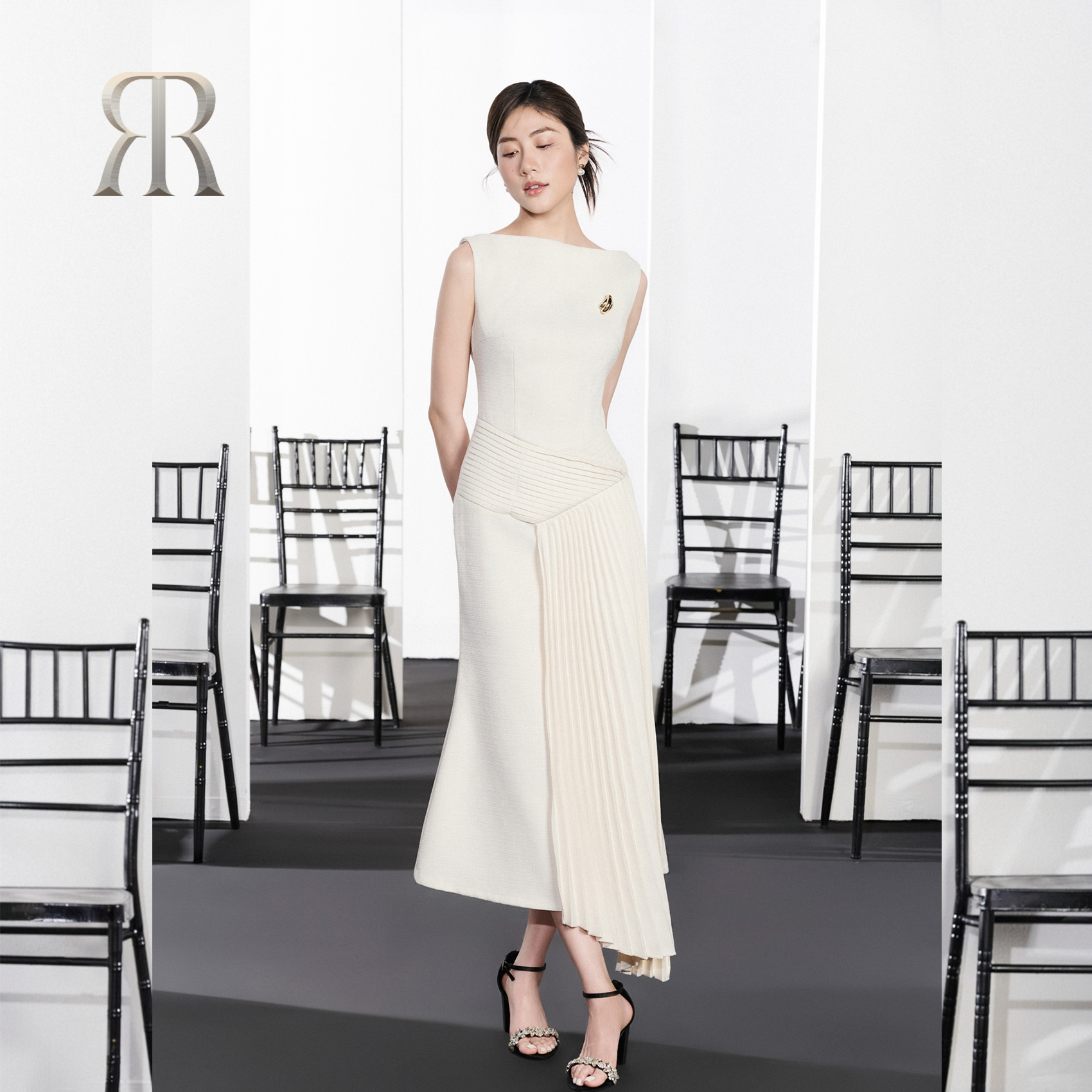 Mô tả RẬP - Đầm Cổ Thuyền Không Tay Tùng Xếp Ly - HERITAGE 07 - 5