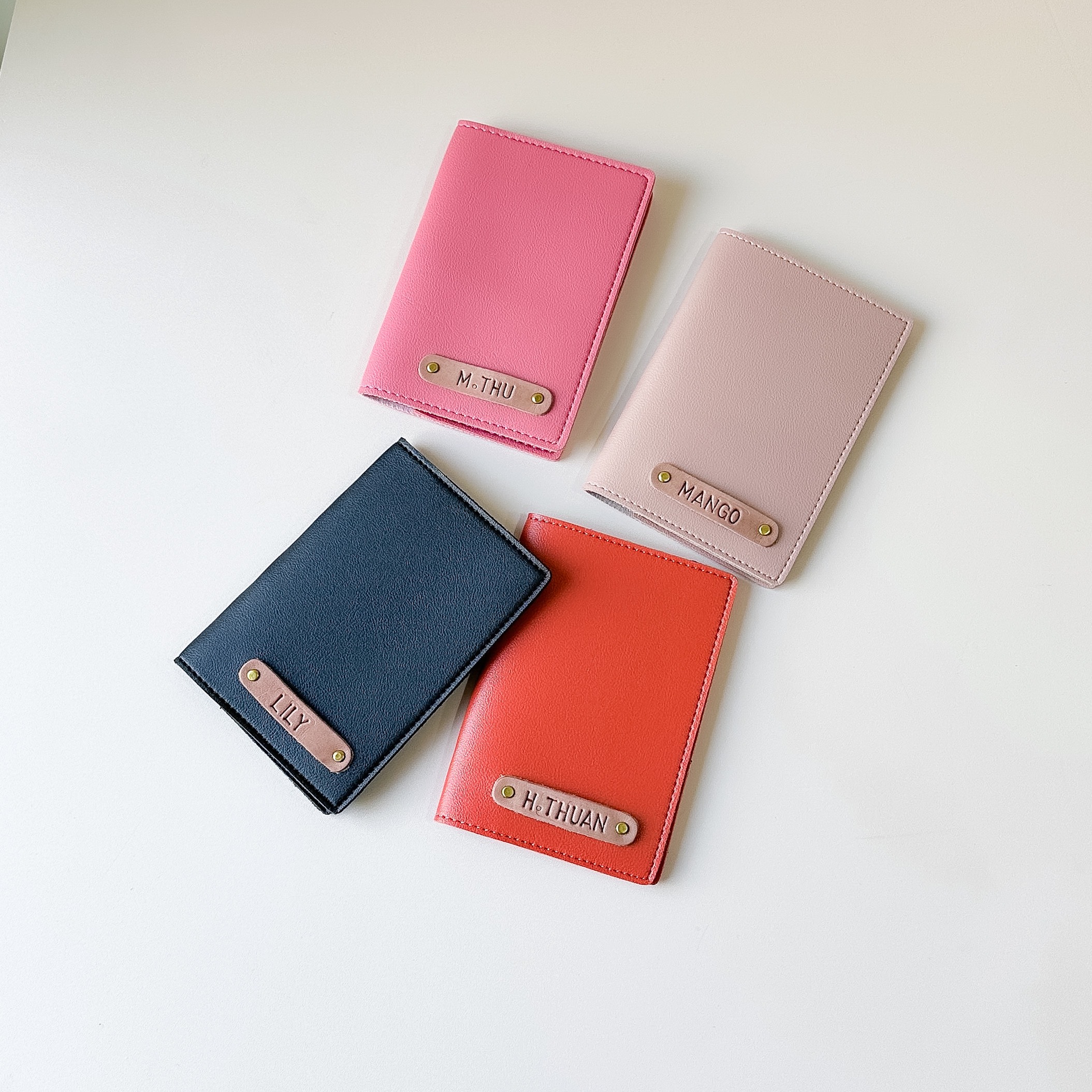 Mô tả Vỏ hộ chiếu Vuông Shop®️ da pu với nhiều màu sắc kèm tag tên theo yêu cầu passport cover - 3