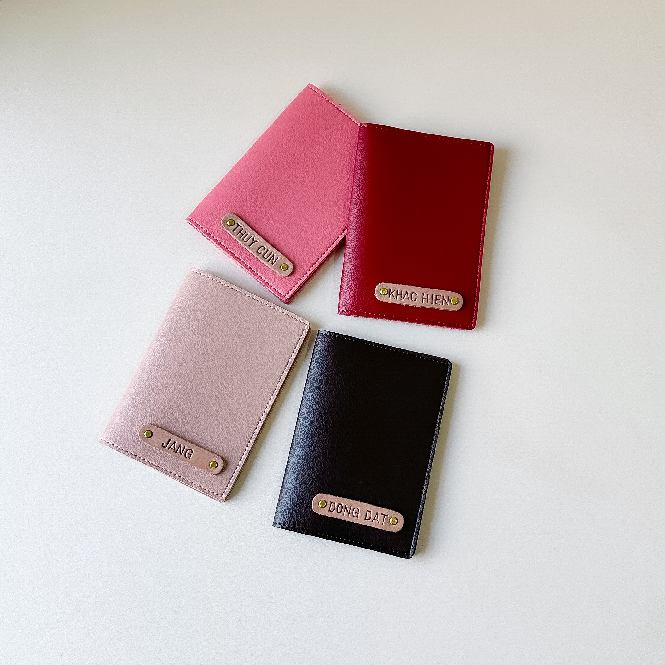 Mô tả Vỏ hộ chiếu Vuông Shop®️ da pu với nhiều màu sắc kèm tag tên theo yêu cầu passport cover - 4