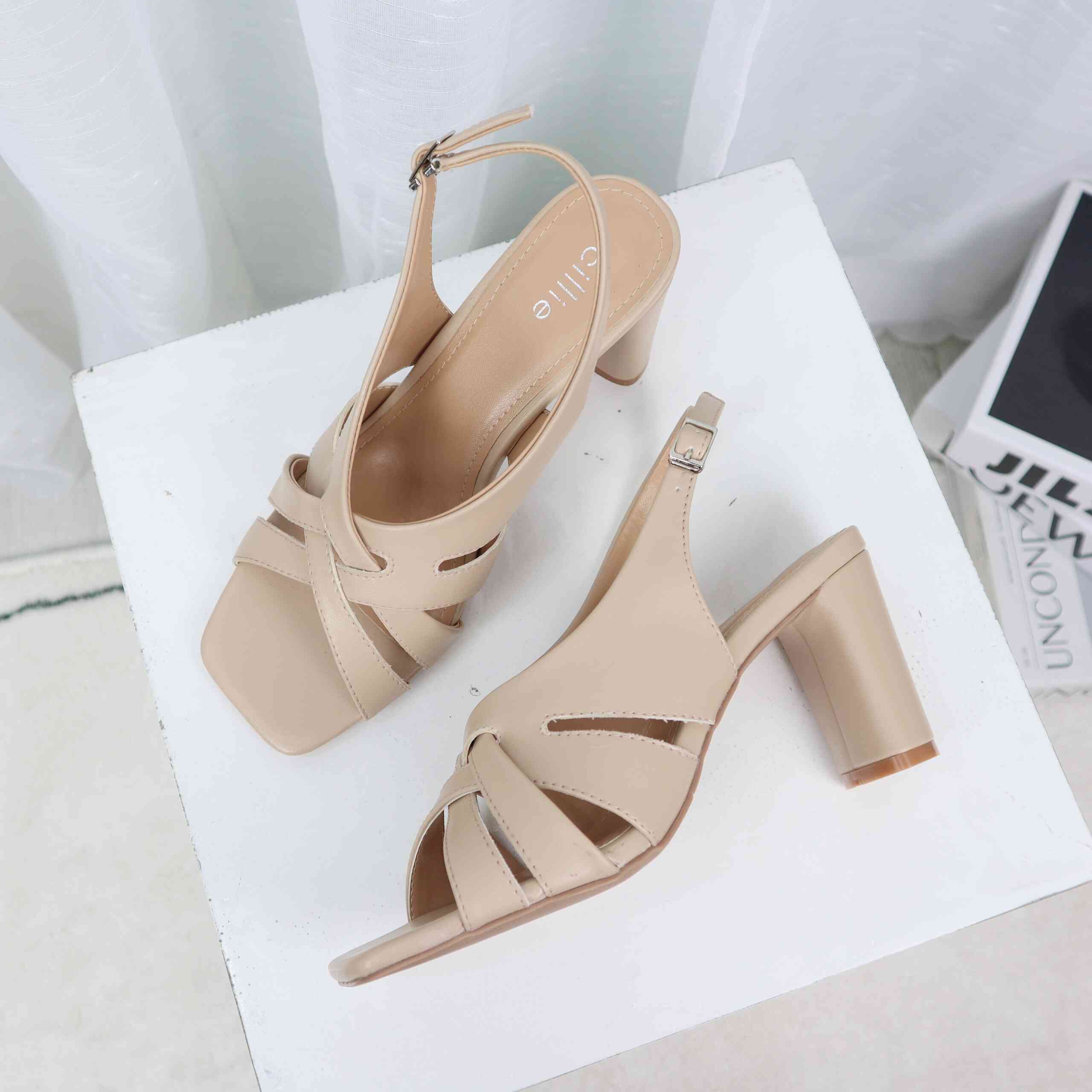 Mô tả Giày sandal cao gót quai đan khóa cài tiện lợi đế vuông trụ cao 8cm đi làm công sở Cillie 1137 - 4