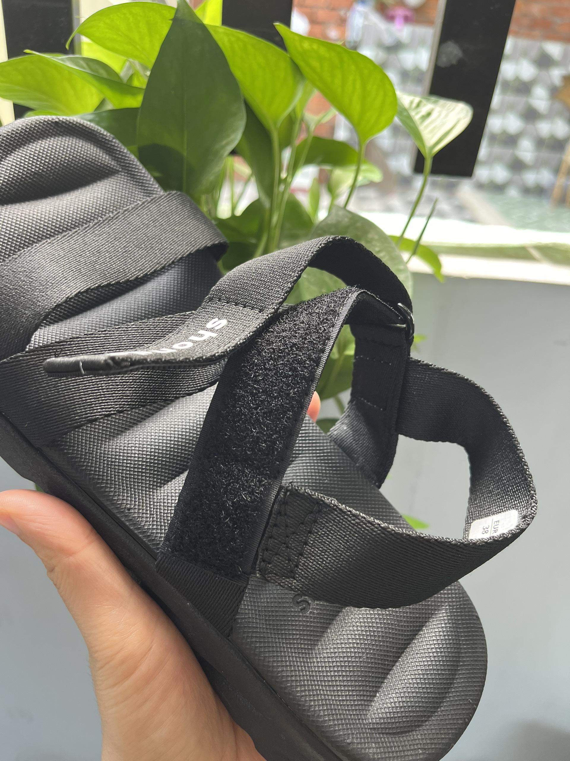 Mô tả Giày sandal Shondo Nam Nữ Quai Liền Đen Full F6S1111 - 4
