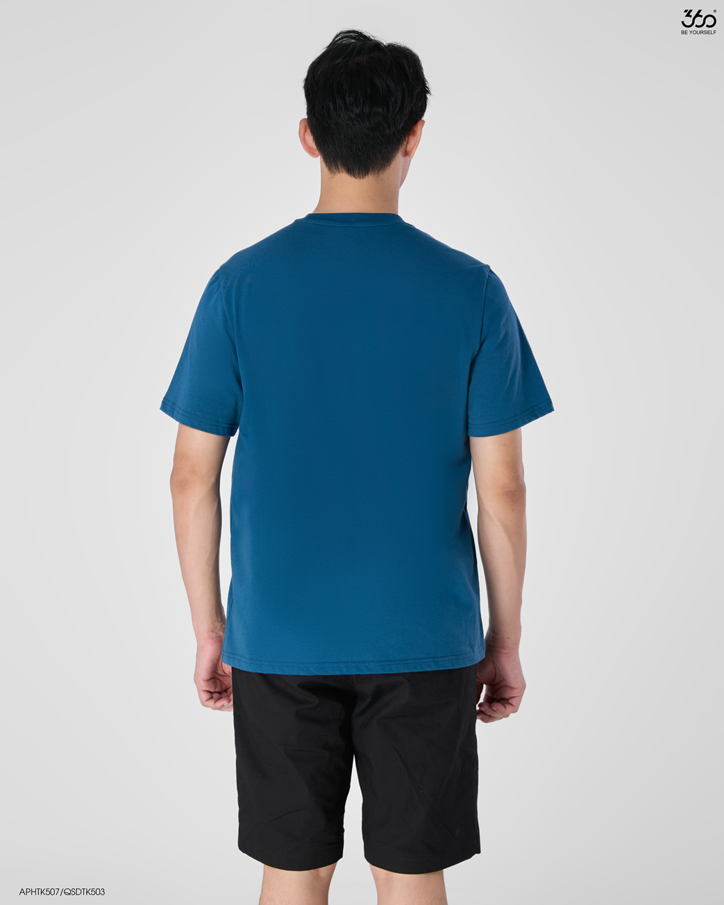 Người mẫu mặc áo thun nam 360 Boutique APHTK507
