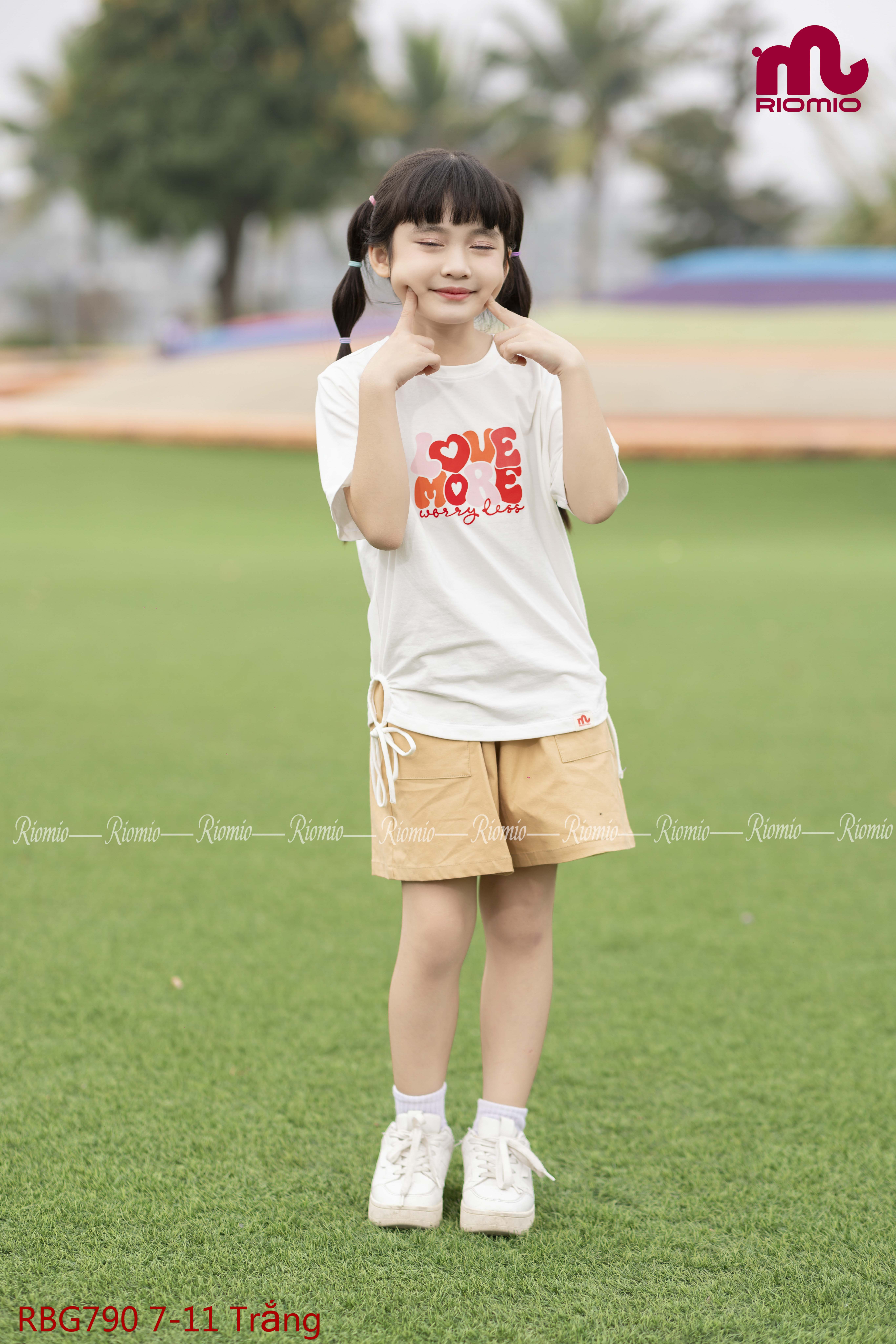 Mô tả Đồ bộ bé gái RIOMIO size 27-50kg, áo phông in chữ Love More phối quần kaki RBG790 - 2