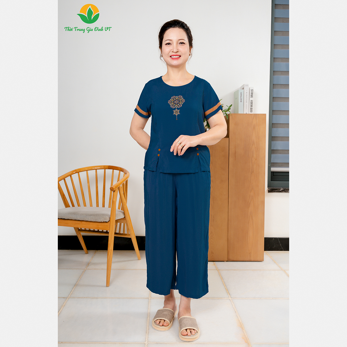 Mô tả Bộ đồ lanh nữ trung niên Việt Thắng, quần lửng dài, áo cộc tay, cúc trang trí - B26.2402 - 3