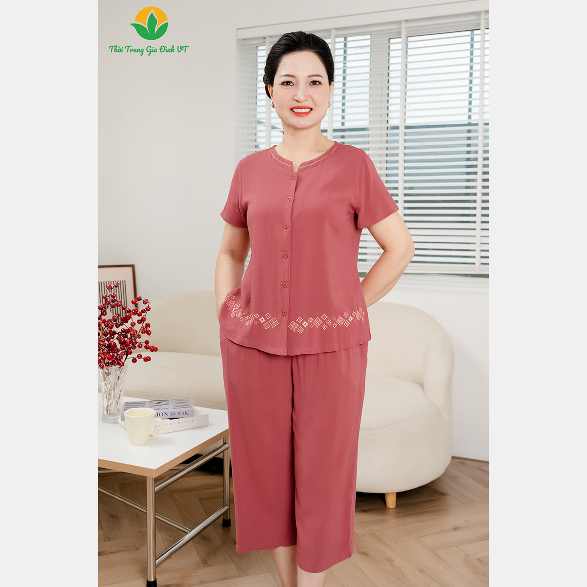 Mô tả Đồ bộ lanh tole trung niên mặc nhà quần lửng, áo cộc tay thêu gấu thời trang Việt Thắng - B26.2409 - 8