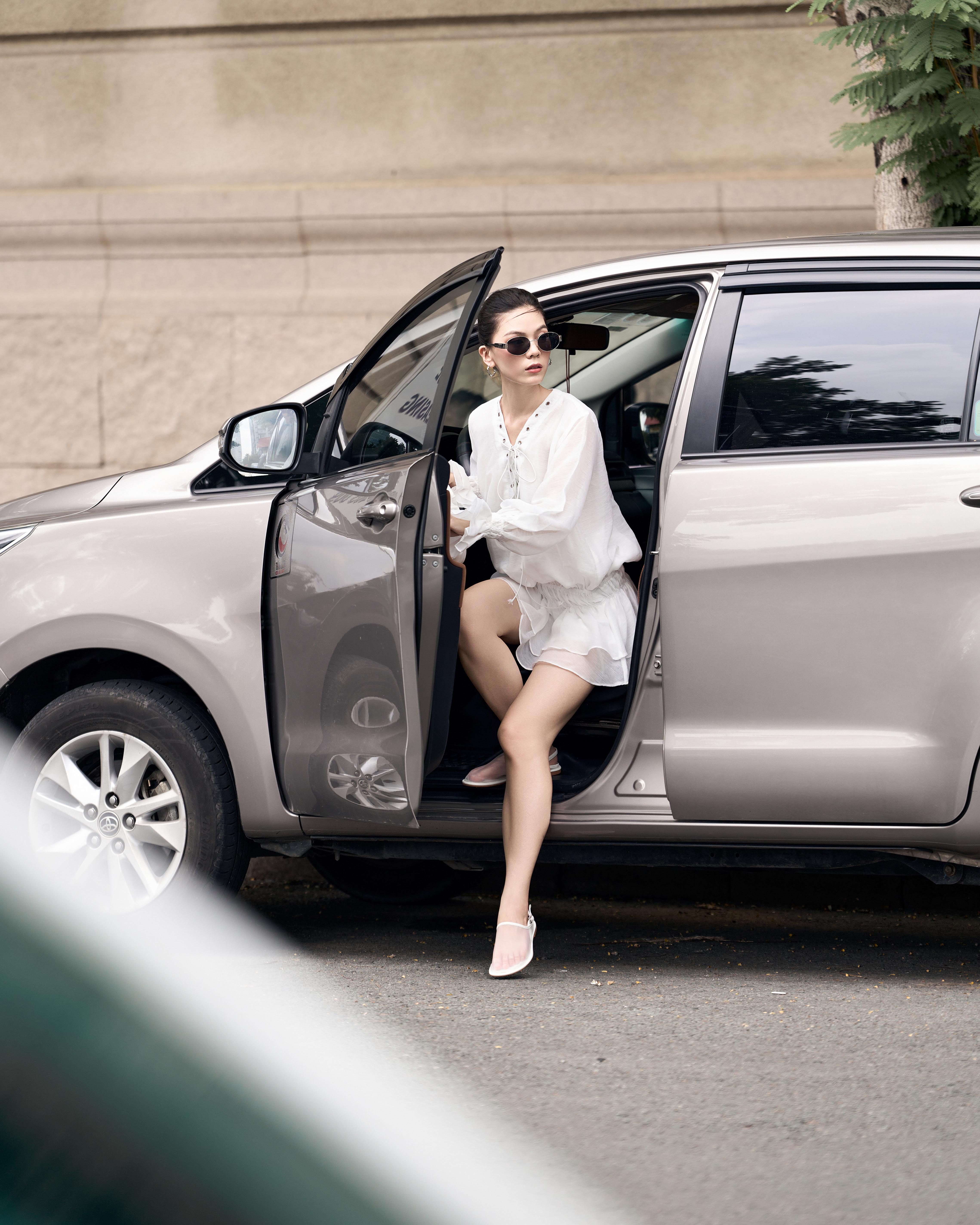 Mô tả RECHIC Đầm trễ vai Vincent thắt dây ngực bèo váy tầng sang trọng - 12